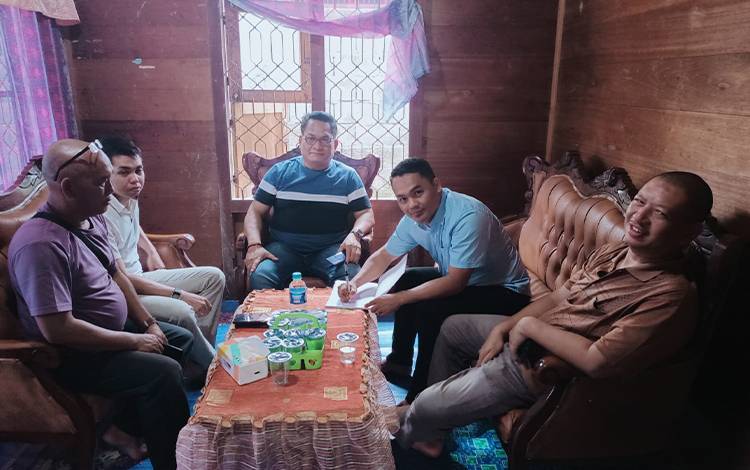 Perwakilan Eddy Raya Samsuri saat mendaftar sebagai bakal calon Bupati Barsel di kantor partai Demokrat Barsel. (FOTO: URIUTU DJAPER)