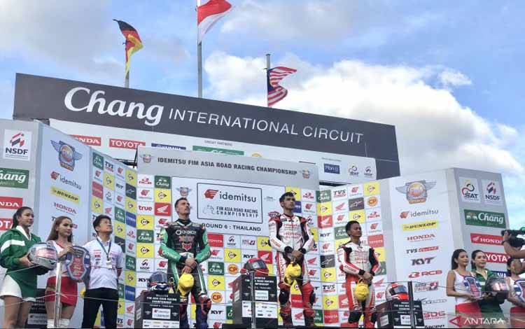 Arsip foto - Pembalap Indonesia Andi Farid Izdihar atau akrab disapa Andi Gilang berpose setelah memenangi balapan pertamanya di Asia Road Racing Championship (ARRC) 2023 kelas Asia Superbike 1000 (ASB 1000) pada race pertama seri terakhir di Sirkuit Internasional Chang, Buriram, Thailand, Sabtu (2/12/2023). (ANTARA/Zaro Ezza Syachniar)