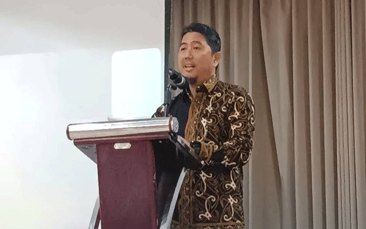 Kepala Bappedalitbang Palangka Raya, Fauzi Rahman menyampaikan materi penyusunan IKU kepada perangkat daerah. (FOTO: HUMAS)