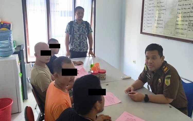 Empat tersangka perjudian berinisial DJS, MT, BMS dan UT saat dilimpahkan ke Kejaksaan Negeri Lamandau. (FOTO : HENDI NURFALAH)