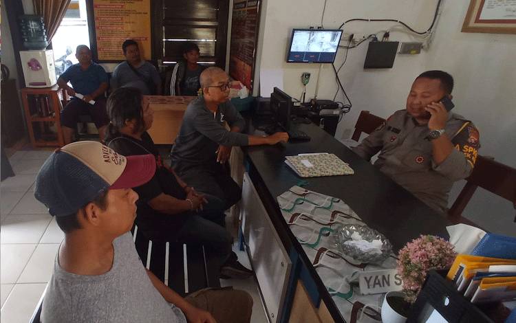Warga yang lahannya kebanjiran akibat pembuatan tanggul secara sepihak oleh B pada terusan/parit menuju Sungai Kakap dan yang? berlokasi Jalan ASDP Tempenek, RT 1 Desa Sungai Tendang, Kecamatan Kumai, Kabupaten? Kobar saat melakukan pelaporan Polisi terkait masalah yang dihadapi mereka, Selasa, 19 Maret 2024.