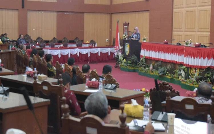 Pj Wali Kota Palangka Raya, Hera Nugrahayu saat menyampaikan pidato dalam Rakor Asosiasi Sekwan DPRD Regional Kalteng. (FOTO: HUMAS)