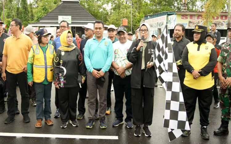 Pj Wali Kota Palangka Raya, Hera Nugrahayu melepas arak-arakan Piala Adipura 2023. (FOTO: HUMAS)