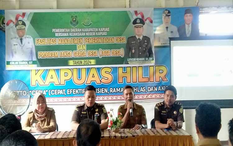 Kepala Dinas PMD Kapuas, Budi Kurniawan bersama jajaran Kejari Kapuas dalam kegiatan Jaksa Garda Desa di Kecamatan Kapuas Hilir. (FOTO: IST)