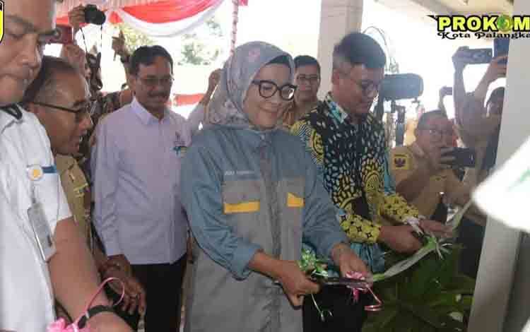 Pj Wali Kota Palangka Raya, Hera Nugrahayu potong pita tanda peresmian Gerai TPID Pandawa di Kalampangan. (FOTO: HUMAS)