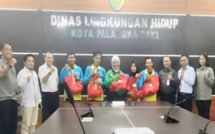 Penyerahan bantuan paket sembako kepada petugas kebersihan di Palangka Raya. (FOTO: IST)?