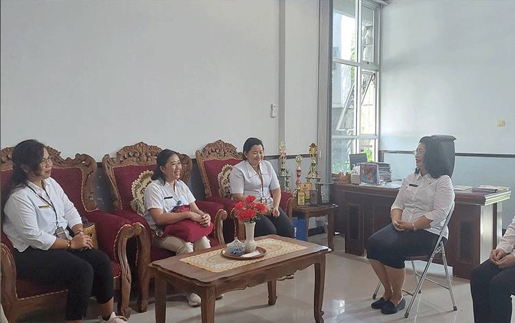 Sekretaris DPMPTSP Kobar menerima Tim Perizinan On Site Provinsi Kalteng. (FOTO: DPMPTSP KALTENG)