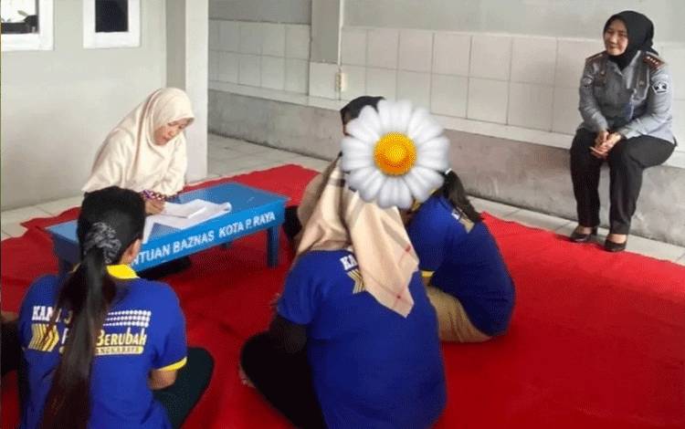 WBP Lapas Perempuan Palangka Raya saat mengikuti konseling di awasi oleh Kepala Lapas Perempuan Palangka Raya Sri Astiana (Foto : Lapas Perempuan Kelas IIA Palangka Raya)