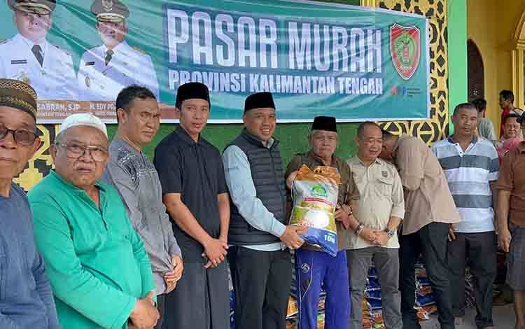 Kepala Dinas Perkebunan Provinsi Kalteng Rizky R. Badjuri bersama Kepala Dinas Lingkungan Hidup Provinsi Kalteng Joni Harta dan Kepala Pelaksana BPBPK Provinsi Kalteng Ahmad Toyib saat menyerahkan paket beras kepada masyarakat. (FOTO: RB)