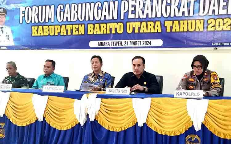 Pj Bupati Barito Utara, Drs Muhlis saat memimpin kegiatan Forum Perangkat Daerah (FPD) di aula BappedaLitbang Muara Teweh, Kamis 21 Maret 2024. (Foto: Dhani)