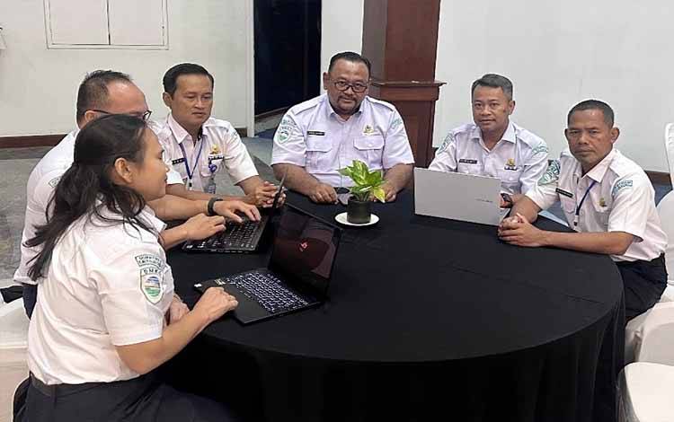 Kepala Stasiun Meteorologi Sanggu Kabupaten Barito Selatan Eko Bambang Minarto (tiga dari kiri), dalam sebuah kegiatan BMKG. (FOTO: IST)