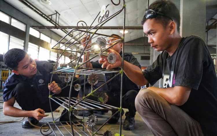 Peserta PBK di Palangka Raya belajar merakit rak bunga. (FOTO: HUMAS)