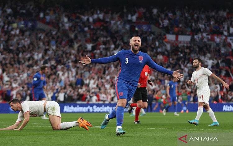 Pesepak bola Inggris Luke Shaw merayakan gol ke gawang Swiss dalam laga persahabatan di Wembley Stadium, London, Inggris, Sabtu (26/3/2022). Inggris menang 2-1. ANTARA FOTO/Action Images via Reuters/Matthew Childs/foc.
