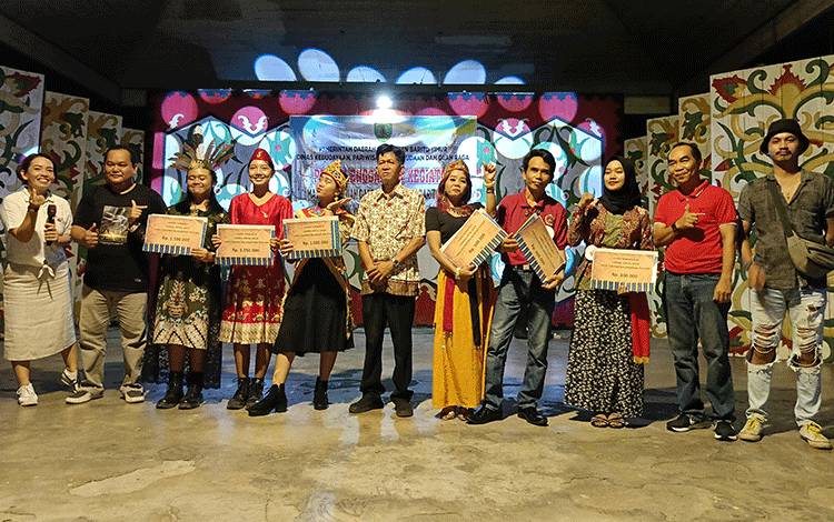 Para juara lomba vocal solo lagu daerah berfoto bersama panitia dan tim juri usai menerima piagam penghargaan dan hadiah uang tunai. (FOTO: BOLE MALO)
