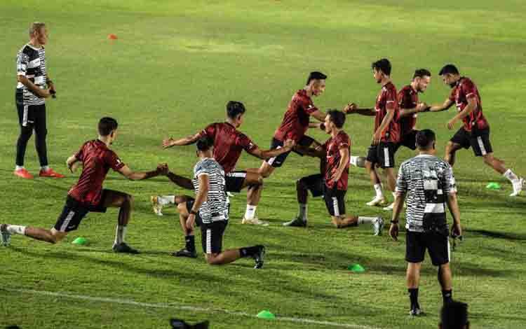 Sejumlah pesepak bola Timnas Indonesia melakukan latihan di Stadion Madya, Senayan, Jakarta, Senin (18/3/2024). ANTARA FOTO/Bayu Pratama S/aww. (ANTARA FOTO/BAYU PRATAMA S)