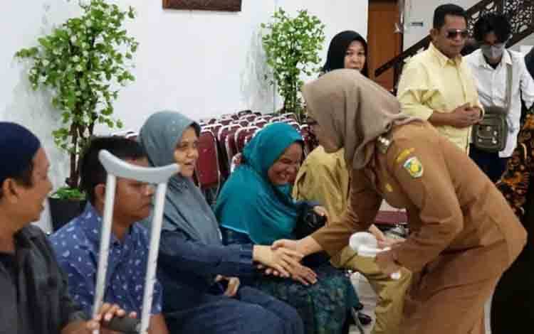 Pj Wali Kota Palangka Raya, Hera Nugrahayu menyapa warga berkebutuhan khusus. (FOTO: HUMAS)