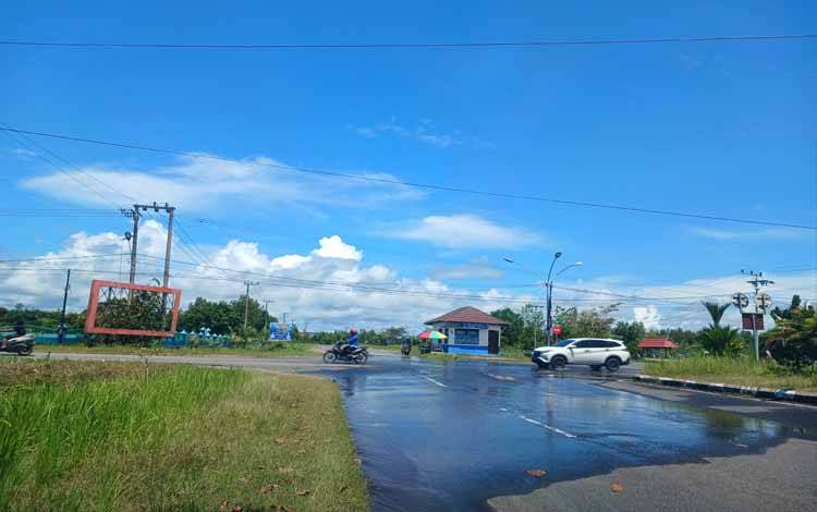 Sebagian besar wilayah Kabupaten Katingan diguyur hujan deras, Senin, 25 Maret 2024, tampak simpang empat Jalan Soekarno-Hatta Kasongan dengan Komplek Perkantoran Pemkab Katingan tergenang air