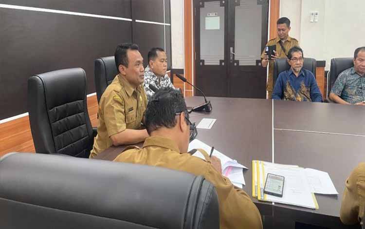DLH Palangka Raya saat menerima Kunker anggota dewan membahas manajemen pengelolaan sampah (FOTO: HUMAS)