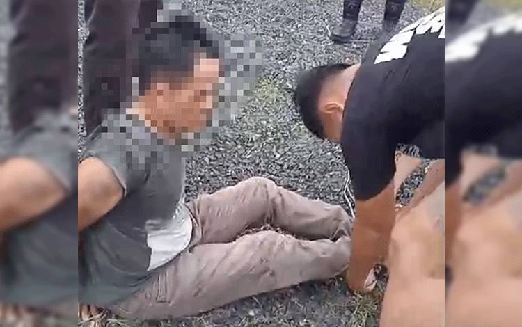 Seorang pria diduga maling diamankan oleh warga Jalan Adonis Samad (Foto : PATHUR)
