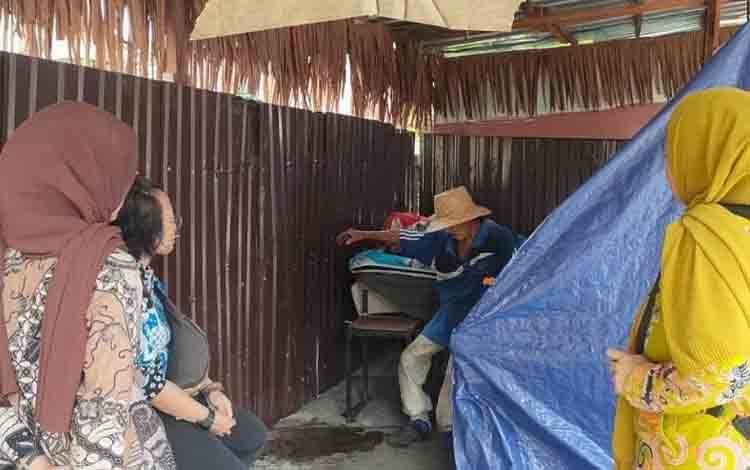 Tim Dinas Sosial Palangka Raya menyambangi Lansia terlantar untuk diberikan fasilitas sesuai kebutuhan. (FOTO: HUMAS)