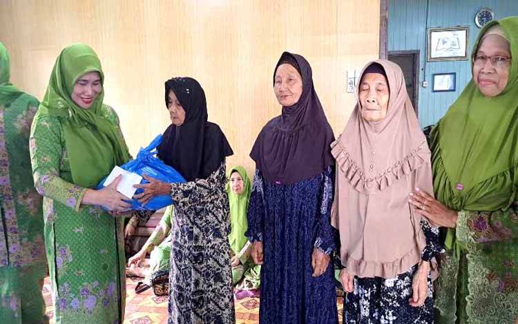 Pengurus Cabang Muslimat NU Kabupaten Barito Utara membagikan sembako kepada kaum dhuafa dan jompo di aula kantor PC NU Muara Teweh, Jalan Yetro Sinseng, Sabtu 30 Maret 2024.(foto: Dhani)