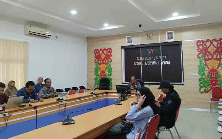 Penyampaian berita resmi statistik bulan Maret 2024 yang dipimpin Kepala BPS Kalteng, Eko Marsoro pada Senin, 1 April 2024.(FOTO: TESTI PRISCILLA)