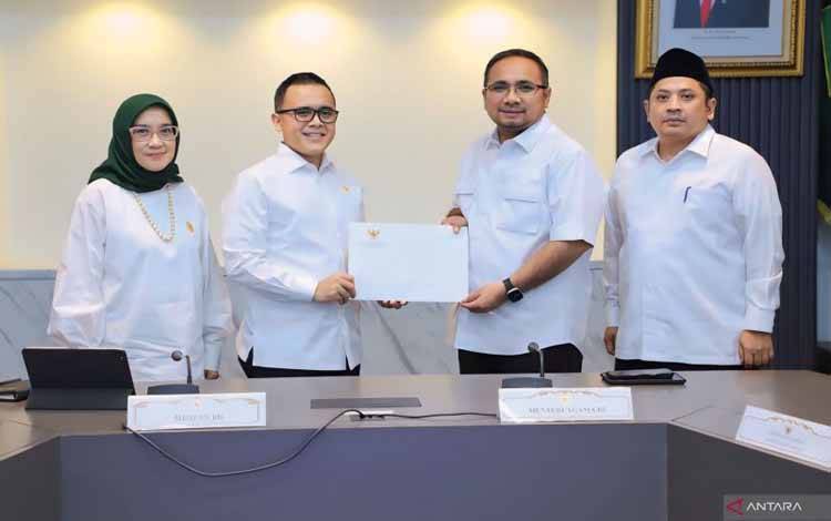 Menteri PANRB Abdullah Azwar Anas (kiri) bersama Menteri Agama Yaqut Cholil Qoumas (kanan) di Jakarta, Senin (1/4/2024). (ANTARA/HO-Humas Kementerian PANRB)