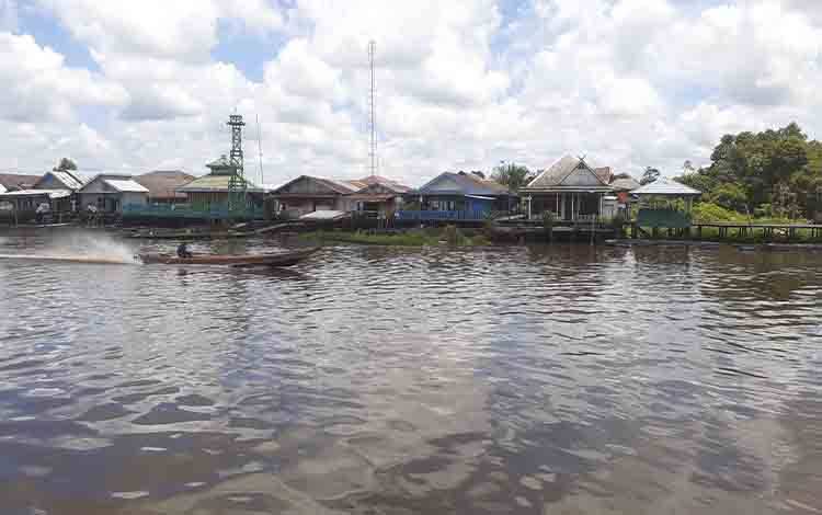 Aktivitas warga bantaran sungai arut menggunakan getek, Selasa, 2 April 2024. (FOTO: NURITA)