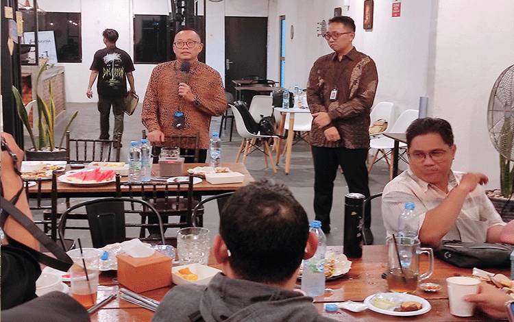 Kepala Otoritas Jasa Keuangan atau OJK Provinsi Kalimantan Tengah, Otto Fitriandy dalam buka puasa bersama awak media pada Selasa, 2 April 2024. (FOTO: TESTI PRISCILLA)