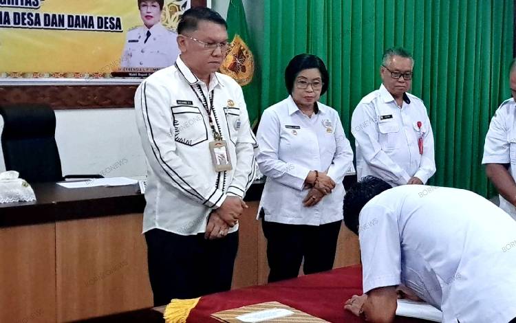 Salah satu camat di Gunung Mas saat sedang menandatangani pakta integritas tentang percepatan penyaluran dana desa (DD) dan alokasi dana desa (ADD) 2024 yang dilaksanakan di aula lantai I kantor Bupati, Rabu, 3 April 2024. (FOTO: RISKA YULYANA)