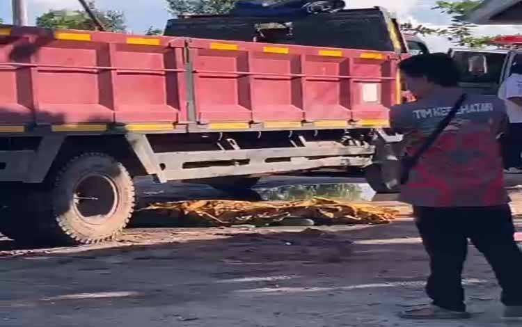 Korban terlibat kecelakaan dengan sebuah truk masih berada di lokasi kejadian di Jalan Jendral Sudirman KM 11, Kelurahan Pasir Putih, Kecamatan Mentawa Baru Ketapang, Kabupaten Kotawaringin Kotim. (IST)