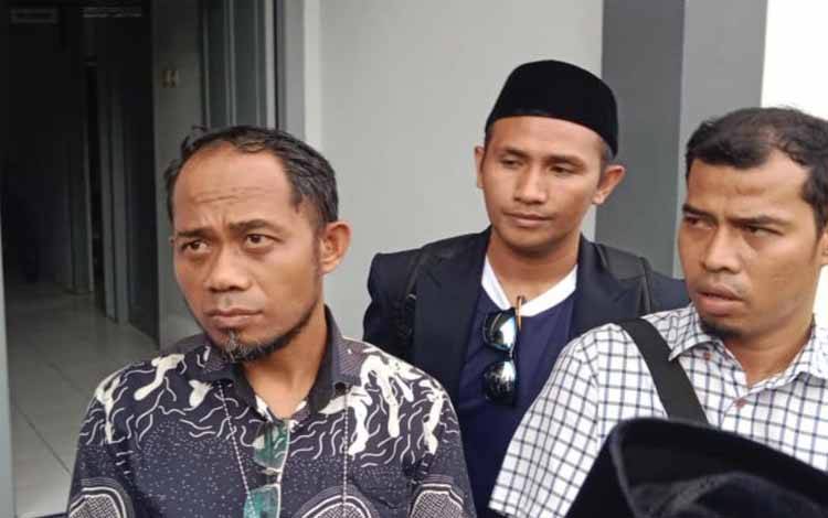 M. Bahtiar Husni kuasa hukum Sukandi Ali usai membuat laporan didampingi sejumlah rekan kuasa hukum lainnya, Kamis (4/4/2024). ANTARA/Abdul Fatah (Abdul Fatah)