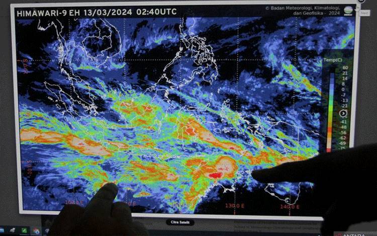 Arsip - Petugas Badan Meteorologi Klimatologi dan Geofisika (BMKG) menunjukkan bibit siklon 91 S dan 93 P dari citra satelit Himawari di Stasun Klimatologi BMKG Karangploso, Malang, Jawa Timur, Rabu (13/3/2024). ANTARA FOTO/Ari Bowo Sucipto/rwa. (ANTARA FOTO/ARI BOWO SUCIPTO)