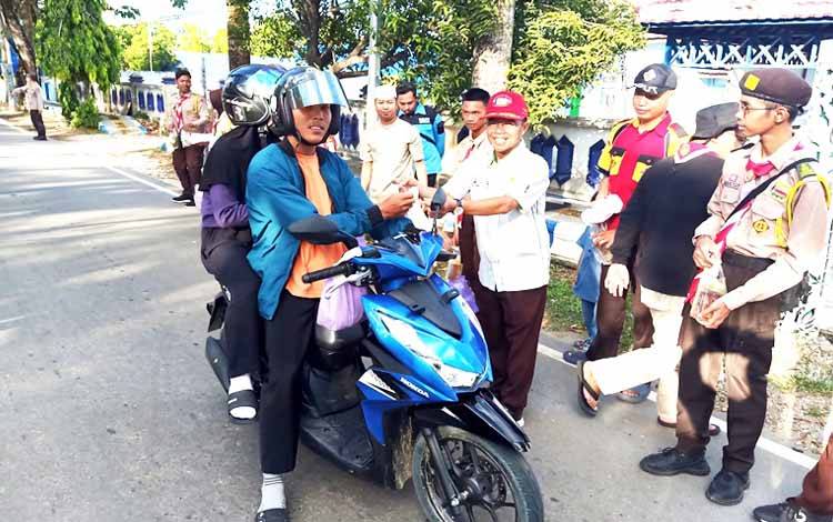 Kwarcab Gerakan Pramuka Barito Utara bersama Saka Bhayangkara membagikan takjil makanan dan minuman untuk berbuka puasa di depan Sanggar Pramuka di Jalan Pramuka Muara Teweh, Jumat 5 April 2024.(foto: Dhani)