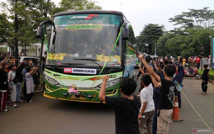 Sejumlah anak mendokumentasikan bus yang membunyikan klakson telolet saat melintas di Tapos , Depok Jawa Barat, Minggu (24/3/2024). ANTARA FOTO/Yulius Satria Wijaya/aww.