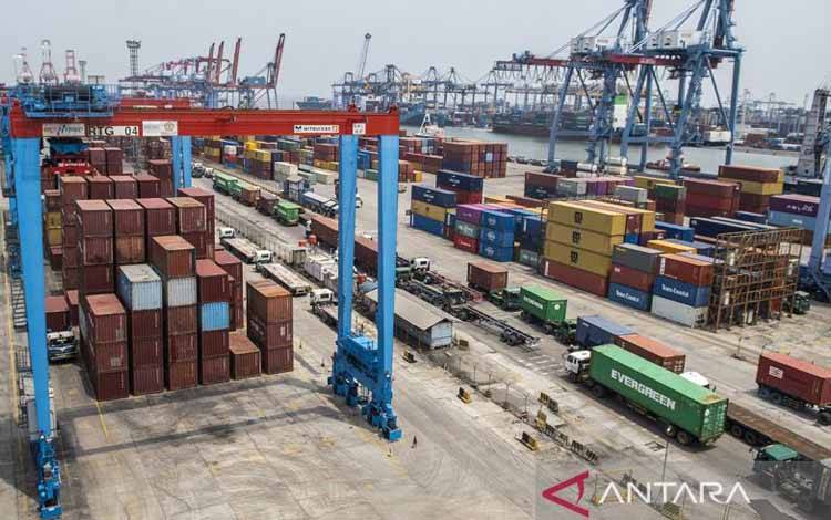 Proses bongkar muat peti kemas berlangsung di Pelabuhan Tanjung Priok, Jakarta, Kamis (30/11/2023). BP2MI mengungkapkan sebanyak 102 kontainer barang kiriman Pekerja Migran Indonesia (PMI) tertahan di dua pelabuhan akibat pemberlakuan ketentuan tentang impor dan ekspor barang kiriman. ANTARA/Bayu Pratama S.