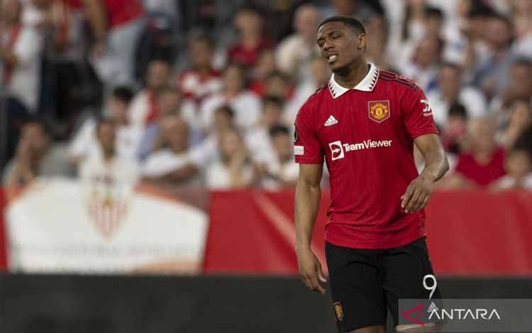 Manchester United's French striker Anthony Martial reacts during the UEFA Europa league quarter final second Leg football match between Sevilla and Manchester United at the Ramon Sanchez-Pizjuan stadium in Seville on April 20, 2023. (Photo by JORGE GUERRERO / AFP) (AFP/JORGE GUERRERO)