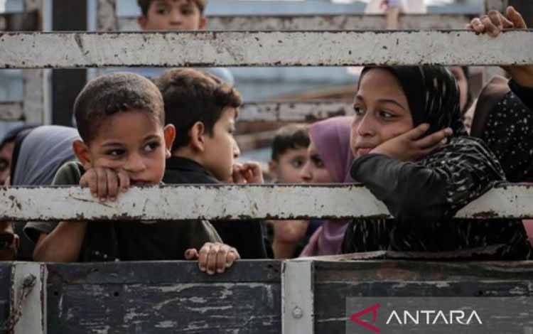 Anak-anak duduk di belakang truk saat warga Palestina berangkat dari bagian utara Gaza untuk meninggalkan Jalur Gaza bagian tengah dan selatan pada 10 November 2023. (ANTARA/Anadolu)