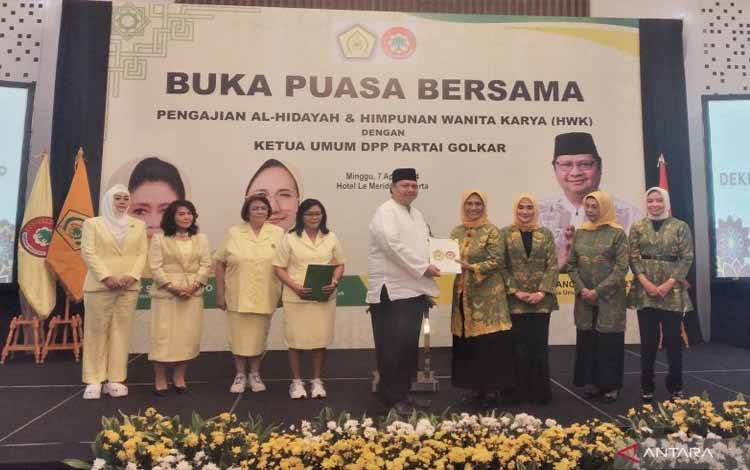 Ketua Umum Pengajian Al-Hidayah Hetifah Sjaifudian (kanan) didampingi Ketua Umum HWK Dany Soedarsono (kiri) menyerahkan surat dukungan kepada Airlangga Hartarto, untuk maju sebagai calon Ketua Umum Partai Golkar periode 2024-2029 di Jakarta, Minggu (7/4/2024). (ANTARA/Fauzi Lamboka)