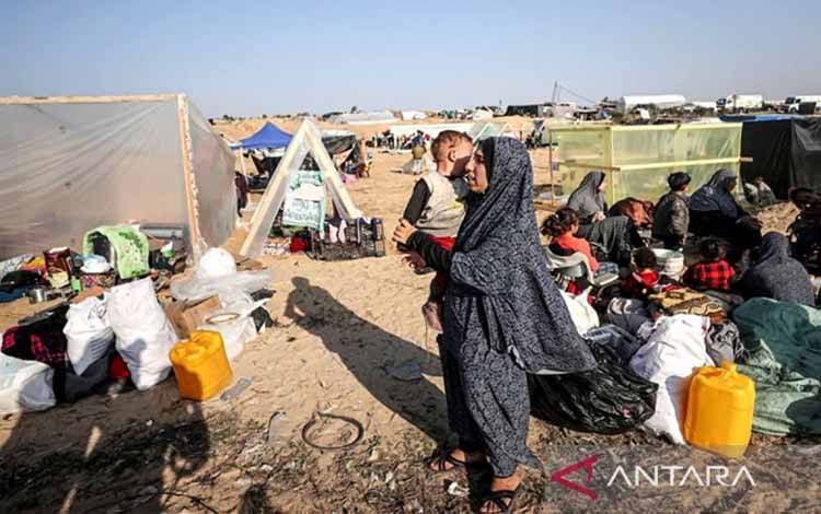 Seorang perempuan menggendong seorang anak di pengungsian. ANTARA/Anadolu/aa.