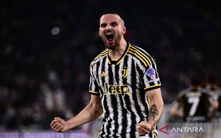 Bek Juventus Federico Gatti merayakan gol yang dicetaknya ke gawang Fiorentina pada pertandingan Liga Italia di Stadion Allianz, Minggu (7/4/2024). (ANTARA/AFP/MARCO BERTORELLO )