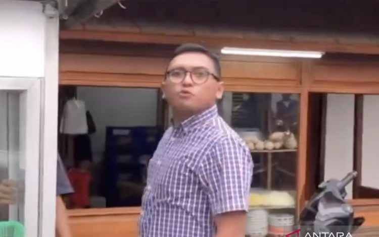 Arie Febriant, pegawai PT Kilang Pertamina Internasional (KPI), saat meludahi pengendara perempuan dalam perseteruan di pinggir jalan