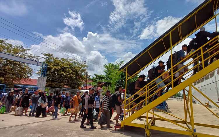 Suasana embarkasi di Pelabuhan Sampit. (FOTO: DEWIP)