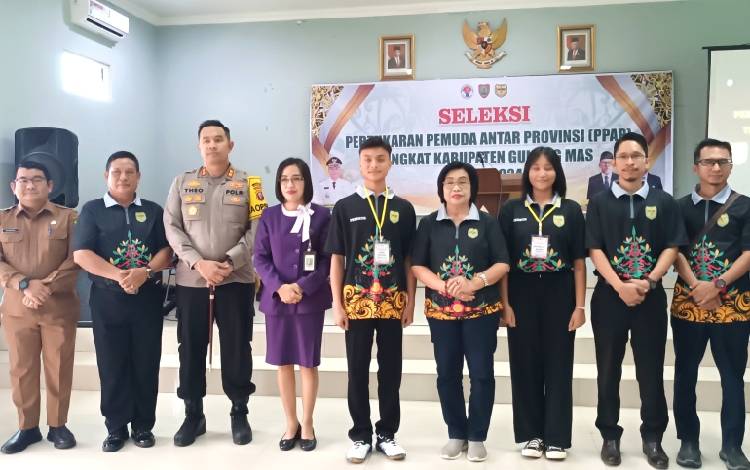 akil Bupati Gunung Mas Efrensia L.P Umbing bersama peserta seleksi PPAP dan lainnya. (FOTO: RISKA YULYANA)