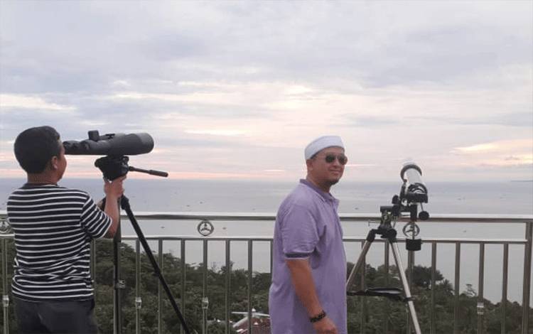 Tim Rukyatul Hilal 1 Syawal 1445 H saat mengamati bulan untuk menentukan 1 Syawal 1445 H di Pusat Observasi Bulan (POB) Cibeas Kabupaten Sukabumi, Jawa Barat pada Selasa (9/4/2024). ANTARA/Aditya Rohman