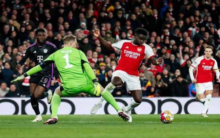 Kiper Bayern Munich Manuel Neuer (#1) menghadang gelandang Arsenal Bukayo Saka saat pertandingan leg pertama perempat final Liga Champions kedua tim di Arsenal Stadium, London, Selasa (9/4/2024). (AFP/Ian Kington)
