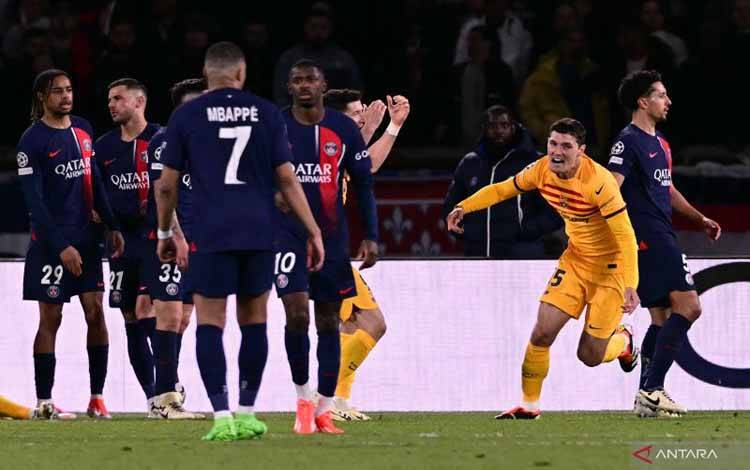Bek Barcelona Andreas Christensen (kedua dari kanan) merayakan gol yang dicetaknya ke gawang PSG pada pertandingan leg pertama perempat final Liga Champions di Stadion Parc des Princes, Paris, Rabu (10/4/2024). (ANTARA/AFP/MIGUEL MEDINA)
