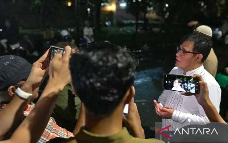 Wakil Ketua Dewan Pakar Tim Kampanye Nasional (TKN) Prabowo-Gibran Budiman Sudjatmiko saat ditemui di depan gerbang kediaman Prabowo Subianto, Jakarta, Rabu (10/04/2024). (ANTARA/Genta Tenri Mawangi)