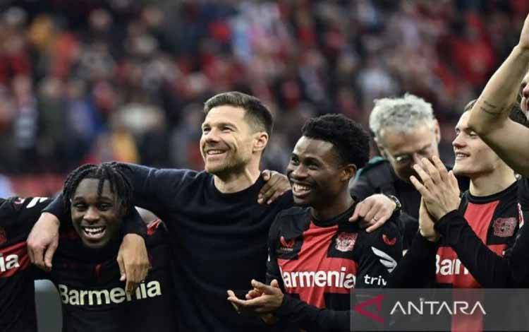 Arsip foto - Pelatih Xabi Alonso bersama pemain Bayer Leverkusen. (ANTARA/AFP/Ina Fassbender/pri.)