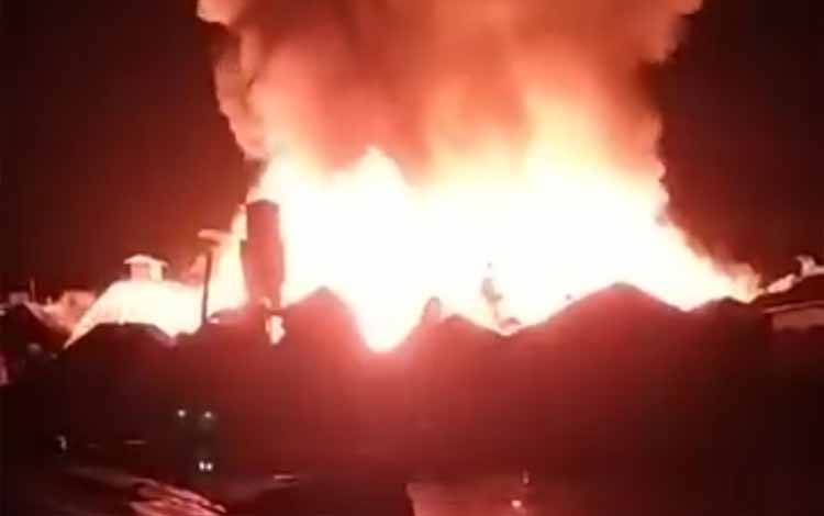 Kejadian kebakaran permukiman di Jalan Pulau, Desa Pulau Mambulau, Kecamatan Bataguh, Kabupaten Kapuas, Kalteng dini hari tadi, Kamis, 11 April 2024. (FOTO: IST)